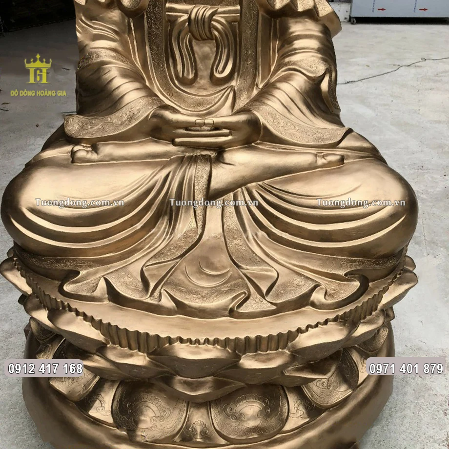 Đài sen mà Đức Phật ngồi lên được chạm khắc cân đối